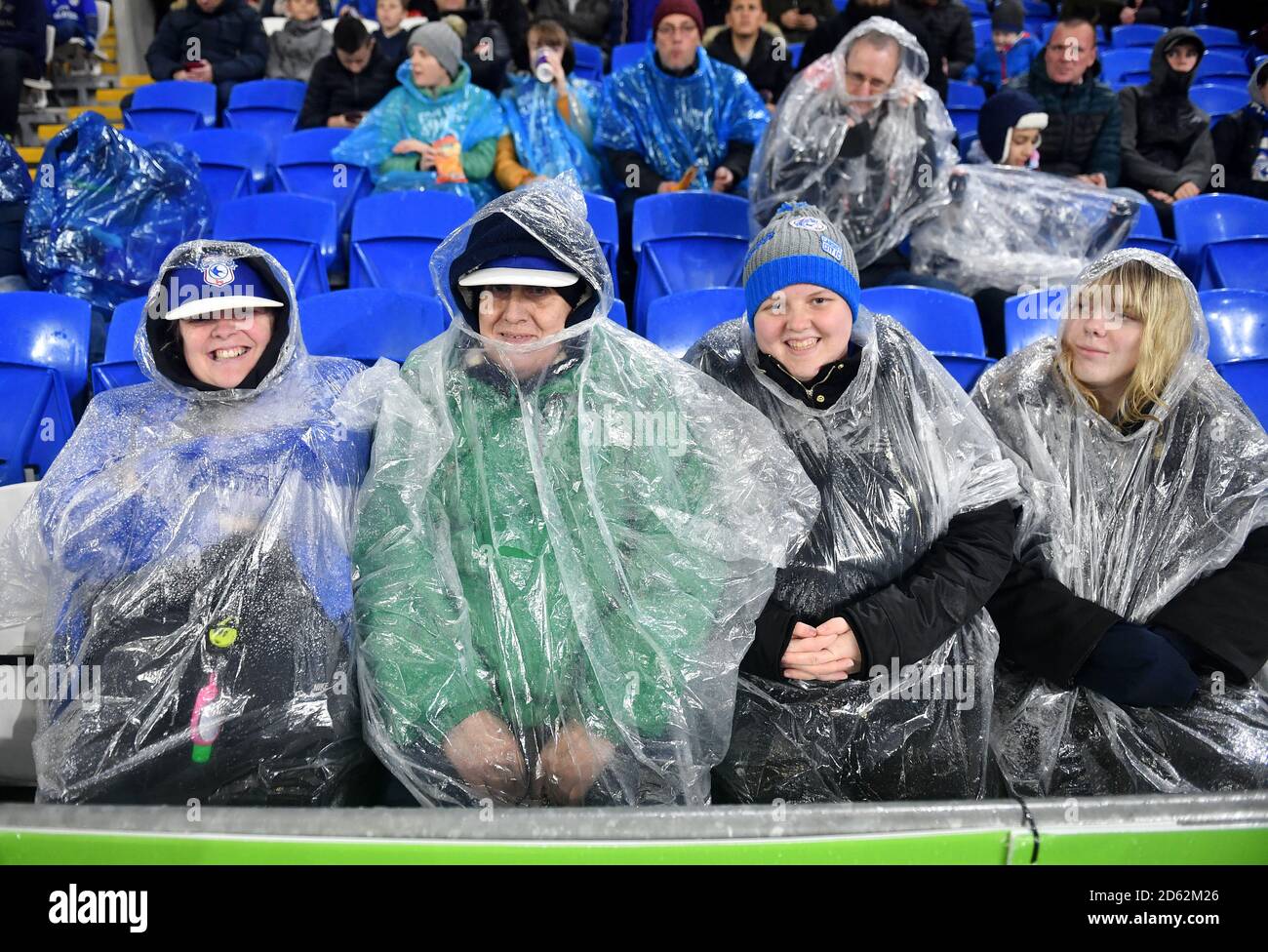 Cardiff City Fans tragen Plastikregen Ponchos in den Tribünen Stockfoto