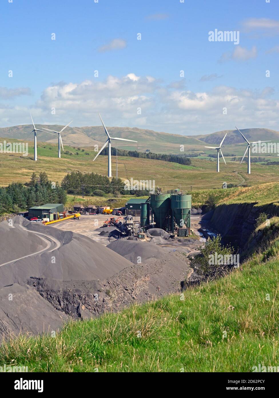 Roan Edge Quarry, Cemex U.K., New Hutton, Kendal und Lambrigg Wind Farm. Cumbria, England, Vereinigtes Königreich, Europa. Stockfoto