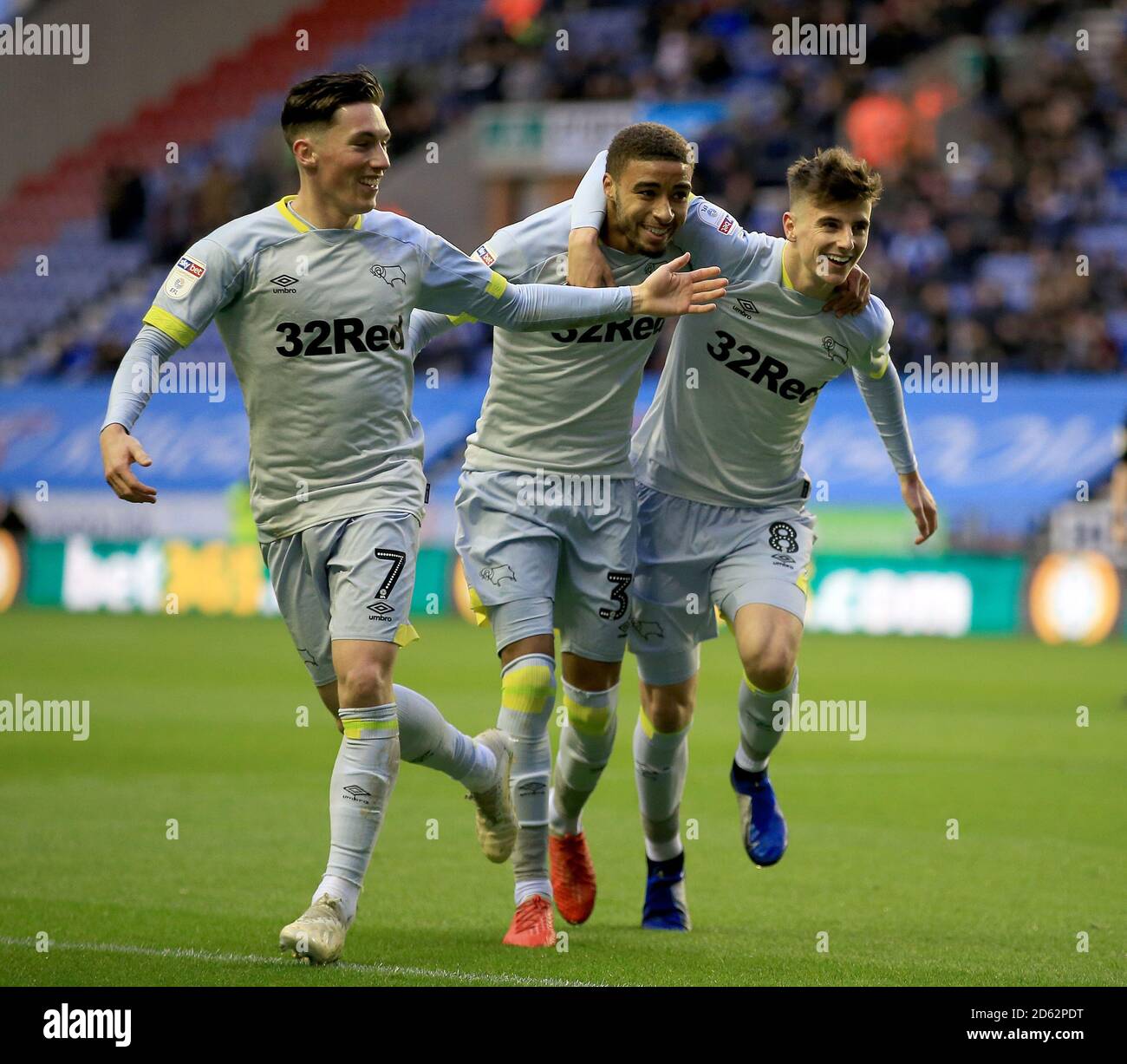 Derby County's (von links nach rechts) Harry Wilson, Jayden Bogle und Mason Mount feiern, nachdem ihr Teamkollege Jack Marriott ihre Seite das erste Tor schießt. Stockfoto