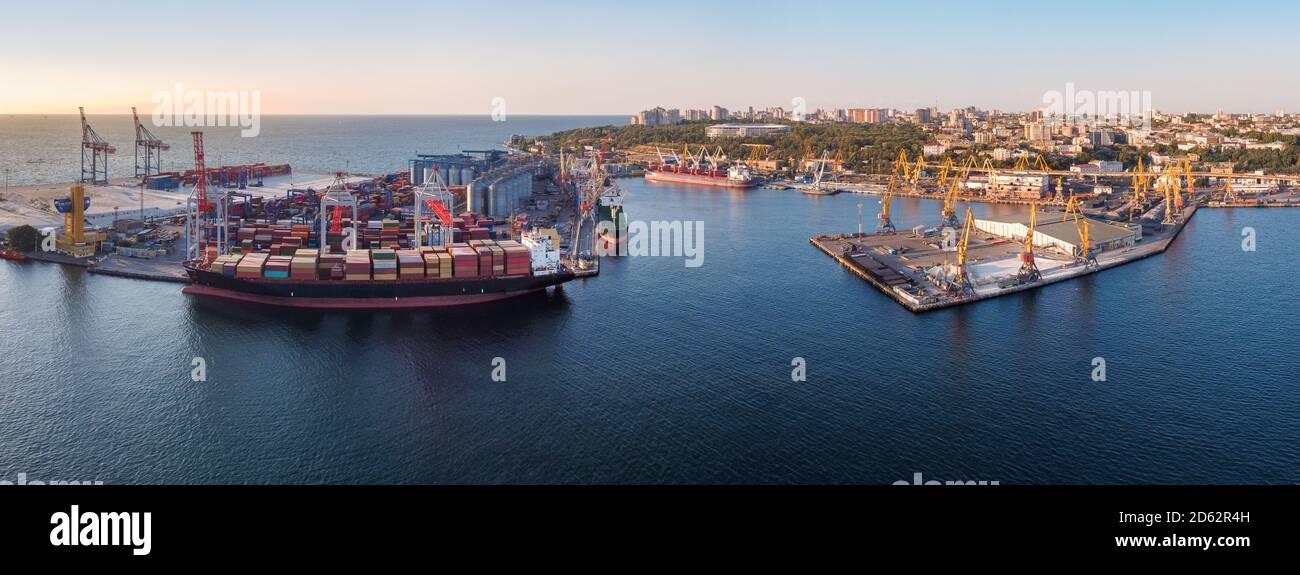 Containerschiff am odessa Hafen Panorama bei Sonnenaufgang Stockfoto