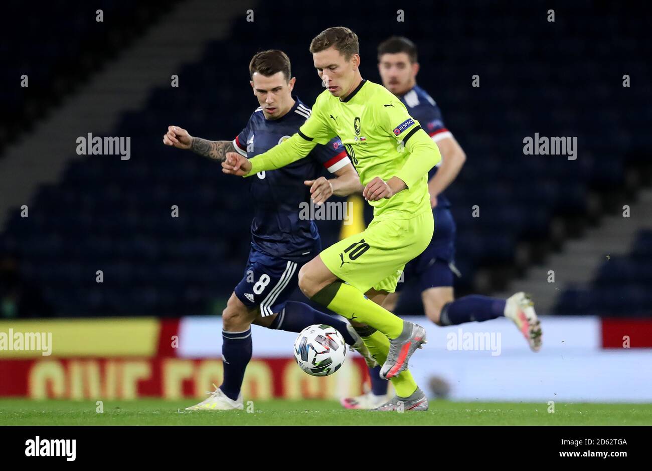 Der schottische Ryan Jack (links) und der tschechische Lukas Provod kämpfen während des UEFA Nations League-Spiels Gruppe 2, Liga B im Hampden Park, Glasgow, um den Ball. Stockfoto