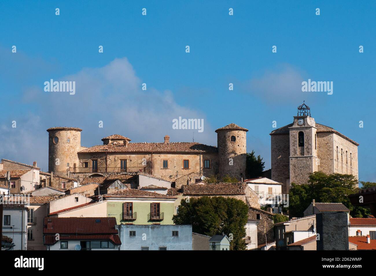 Ein typischer Blick auf das italienische Dorf Torrella del Sannio in Molise, mit seinen Häusern, der Kirche und dem Schloss Stockfoto