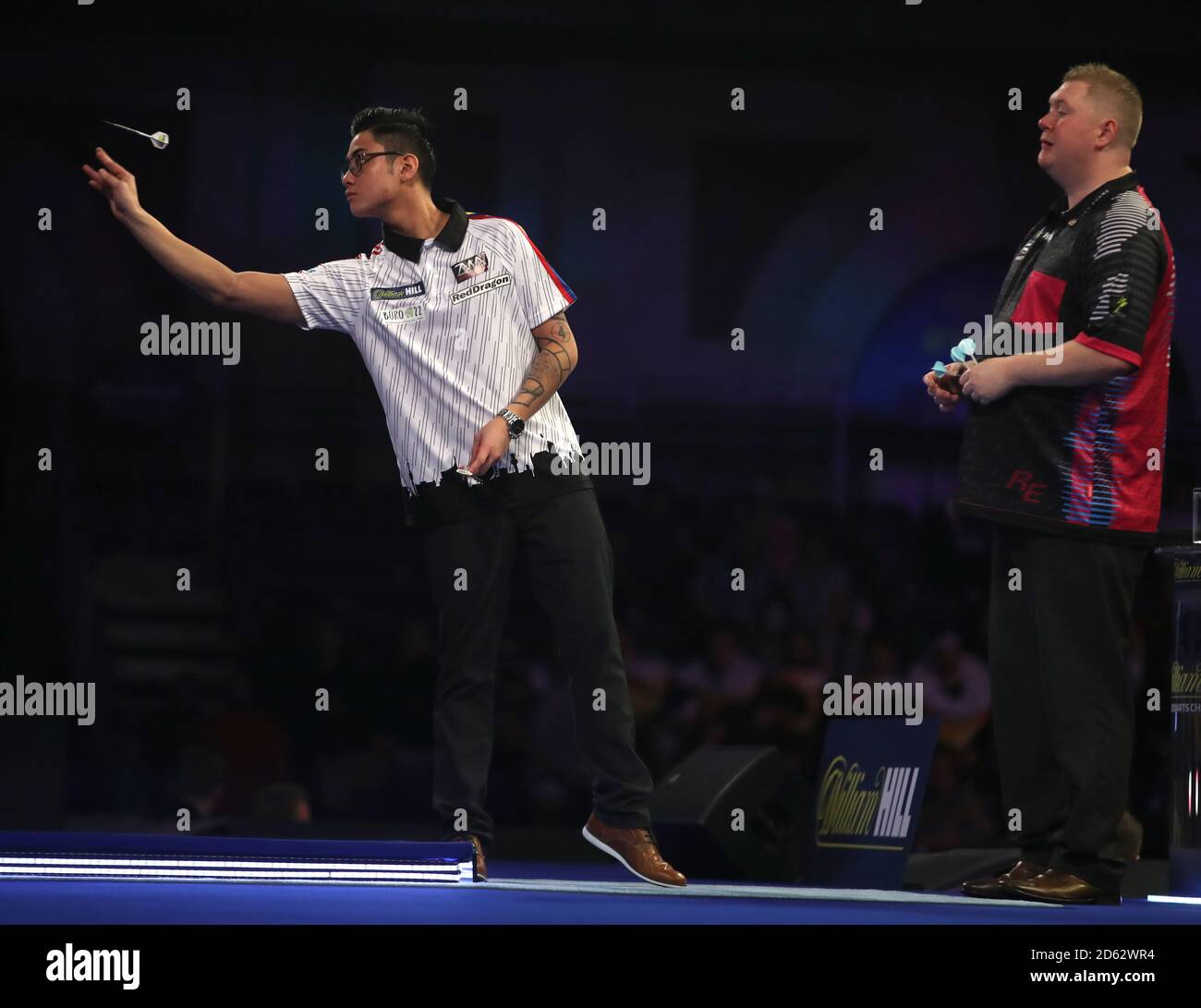 Rowby-John Rodriguez (links) auf dem Weg zum Sieg über Ricky Evans (rechts) am sechsten Tag der William Hill World Darts Championships im Alexandra Palace, London. Stockfoto