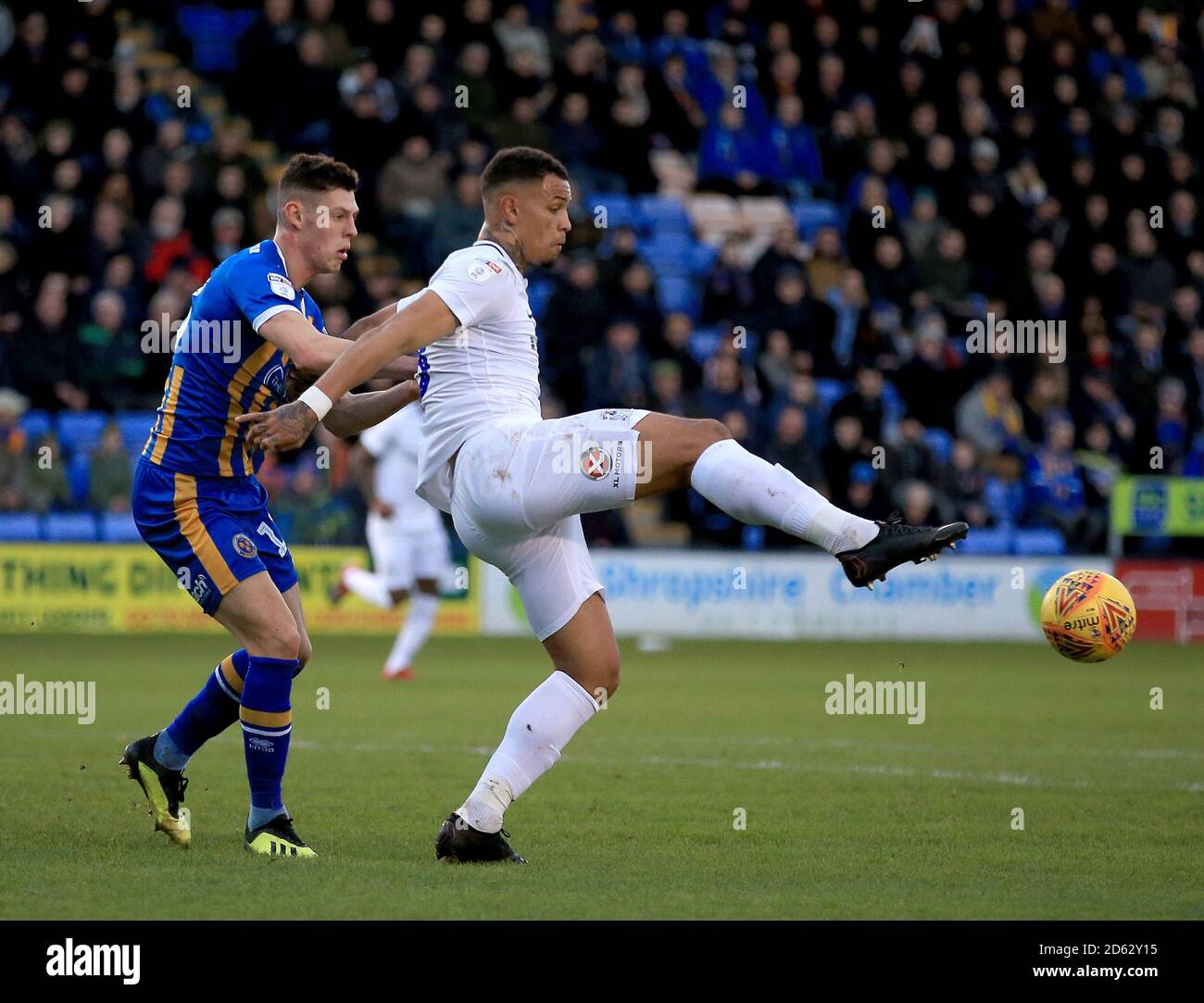 Charlie Colkett von Shrewsbury Town und Johnson Clarke-Harris-Schlacht von Coventry City Für den Ball Stockfoto