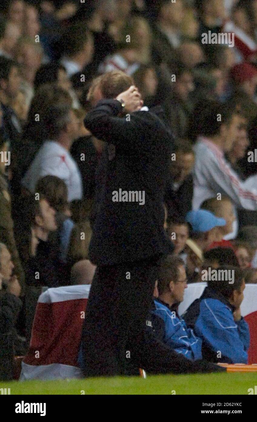 England-Manager Steve McClaren hält seinen Kopf in den Händen Bei der Schlusspfeife Stockfoto