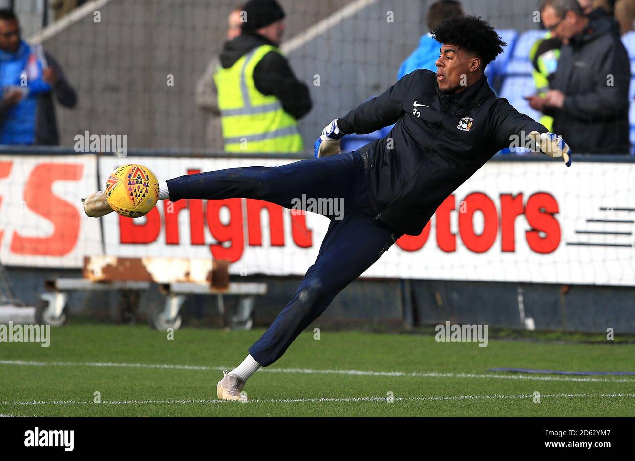 Coventry City Torhüter Corey Addai Aufwärmen vor dem Spiel Stockfoto