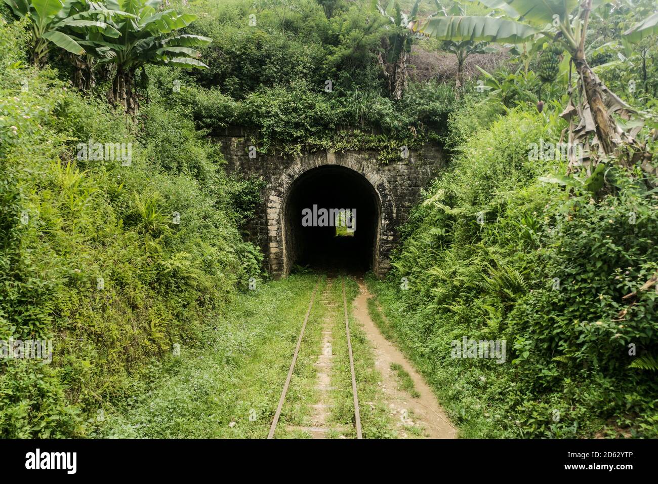 2 alte Tunnel im Dschungel auf der alten Madagaskar-Eisenbahn von Fianarantsoa nach Manakara, Madagaskar Stockfoto