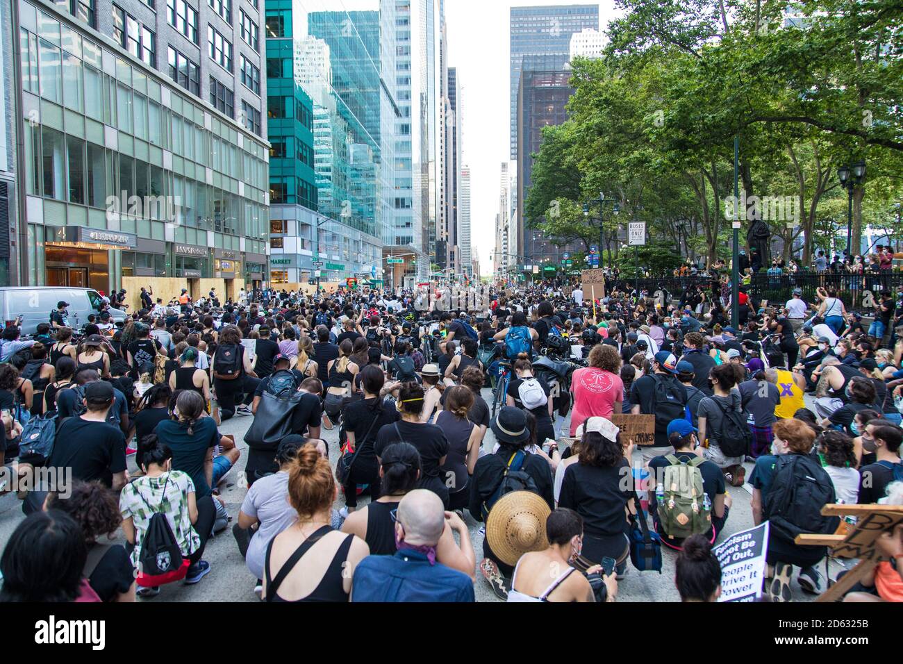 Massen von Demonstranten während Moment of Silence, Juneteenth March, 6th Avenue im Bryant Park, Midtown, New York City, New York, USA Stockfoto