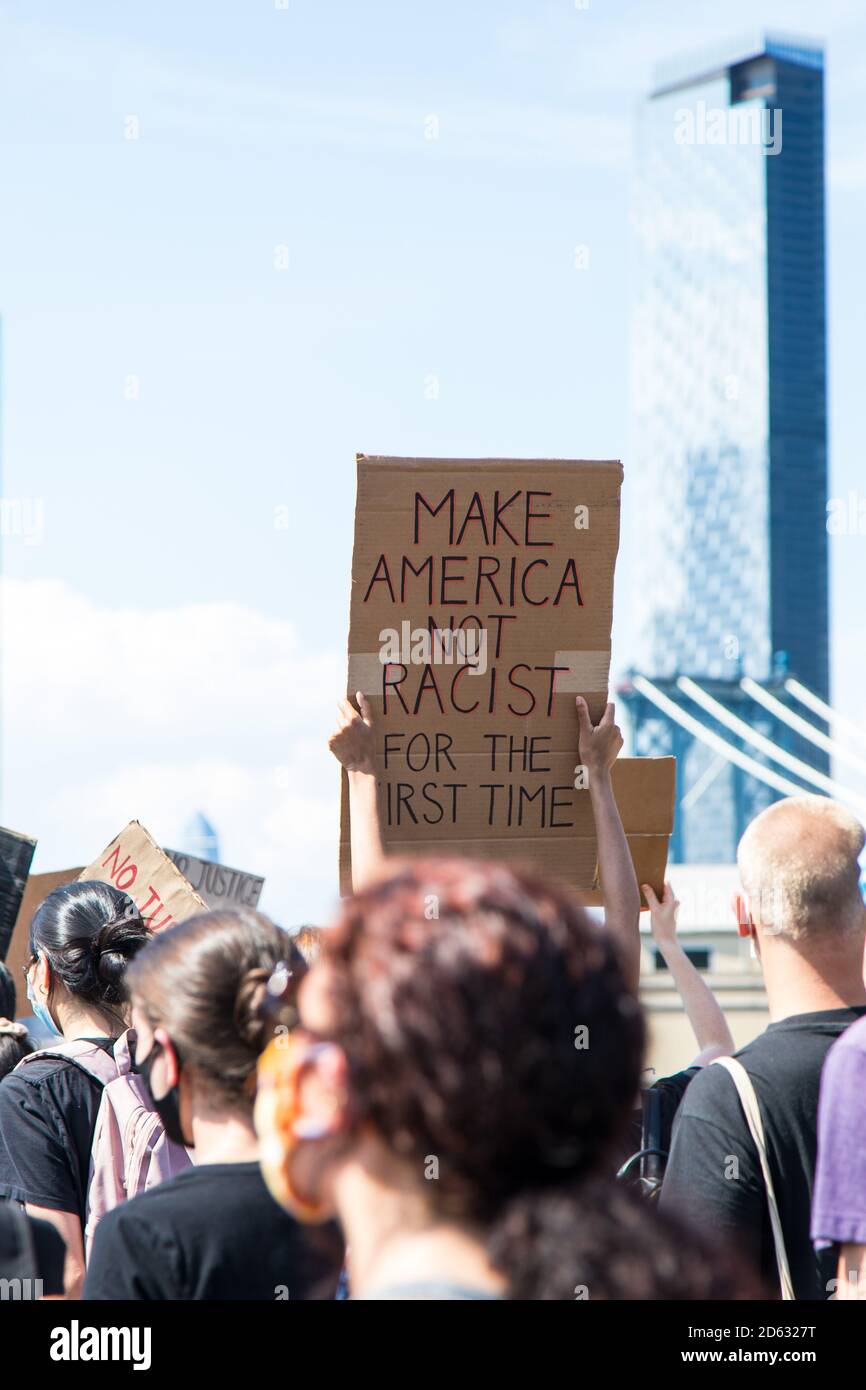 Massen von Demonstranten mit Schildern, die über die Brooklyn Bridge marschieren während des 6. März, New York City, New York, USA Stockfoto