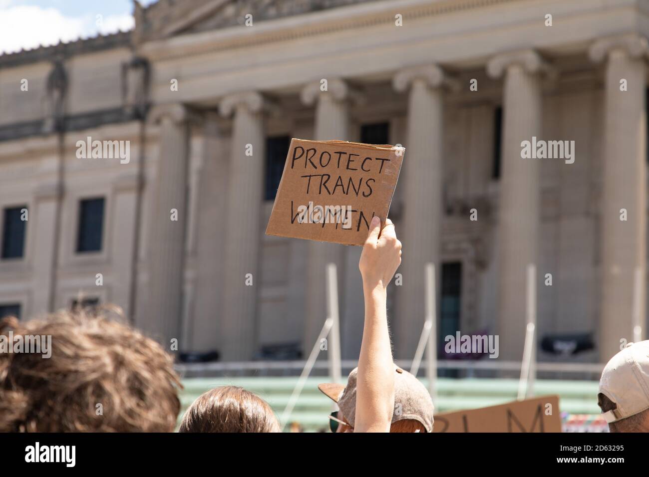 Protestierende halten sich schützen Trans Frauen Zeichen während des Protests vor Brooklyn Museum, Brooklyn, New York, USA Stockfoto