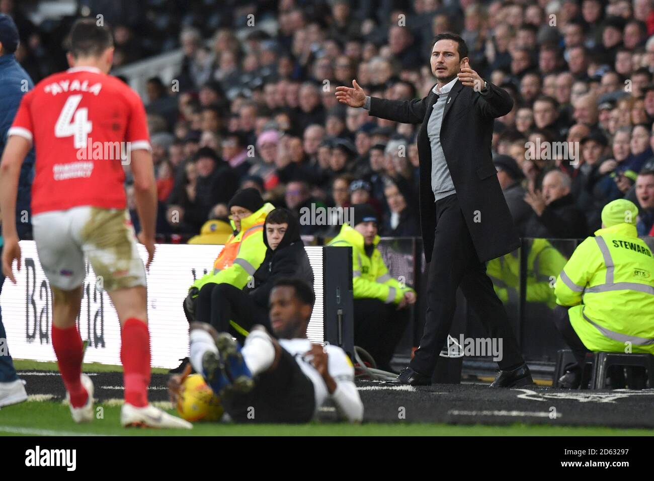 Derby County Manager Frank Lampard reagiert auf der Touchline als Florian Jozefzoon von Derby County wird von Daniel Ayala von Middlesbrough angegangen Stockfoto