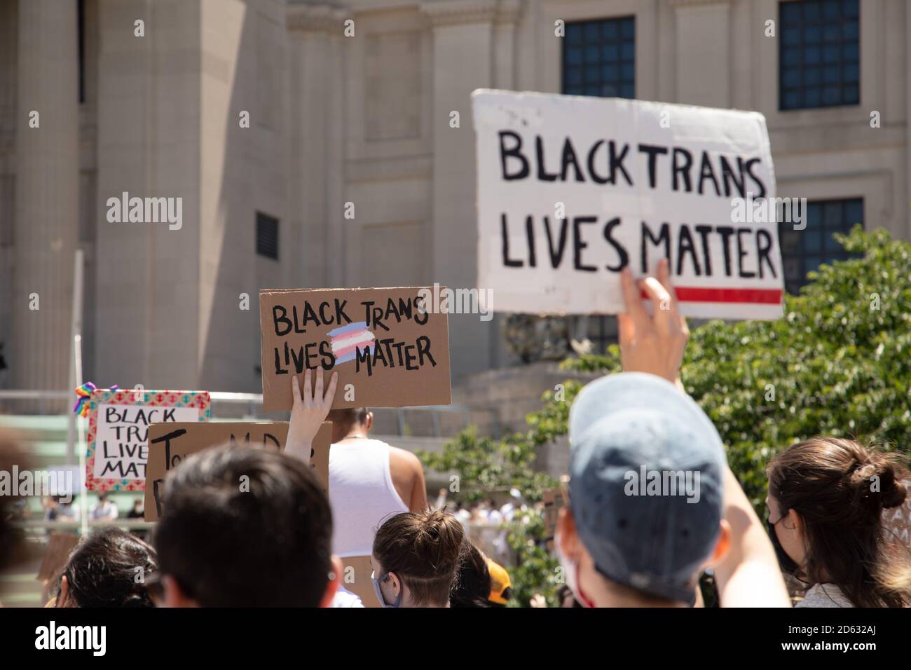 Demonstranten halten schwarze Trans-Leben-Materie-Zeichen während des Protests vor Brooklyn Museum, Brooklyn, New York, USA Stockfoto