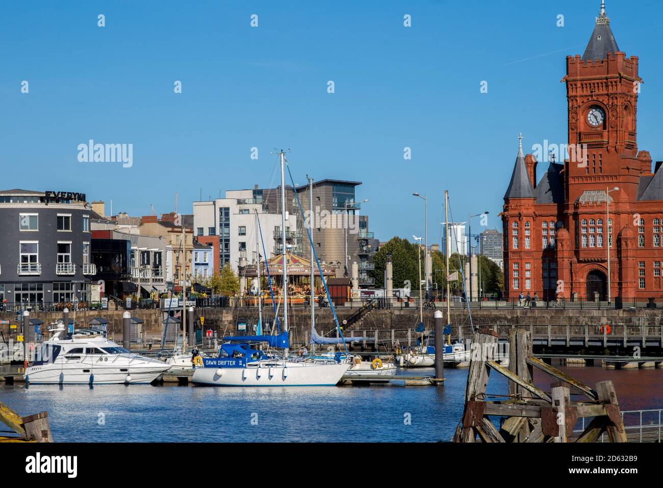 Pierhead Gebäude und Yachthafen in Cardiff Bay, Cardiff, Wales Stockfoto