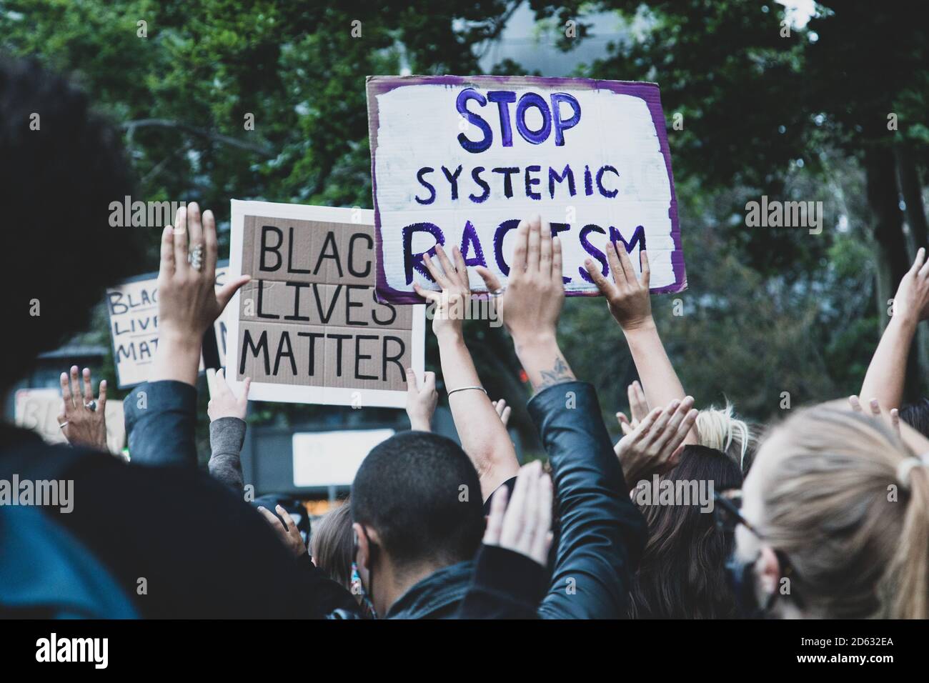 Demonstranten halten Schilder auf Black Lives Matter March, McCarron Park, Brooklyn, New York, USA Stockfoto