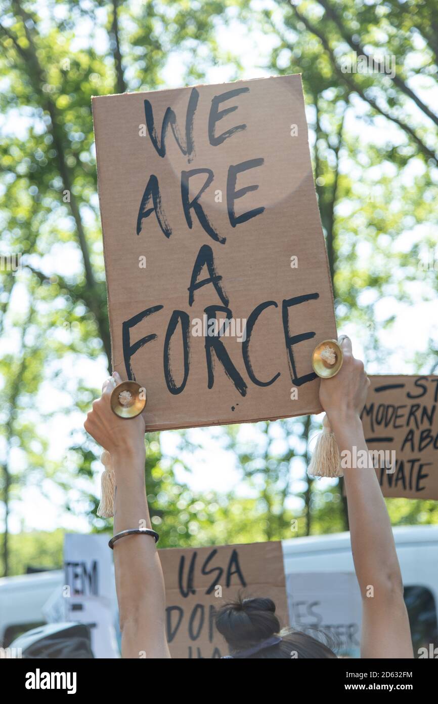 Protestler hält das Zeichen "Wir sind eine Kraft" bei Black Lives Matter March, McCarron Park, Brooklyn, New York, USA Stockfoto