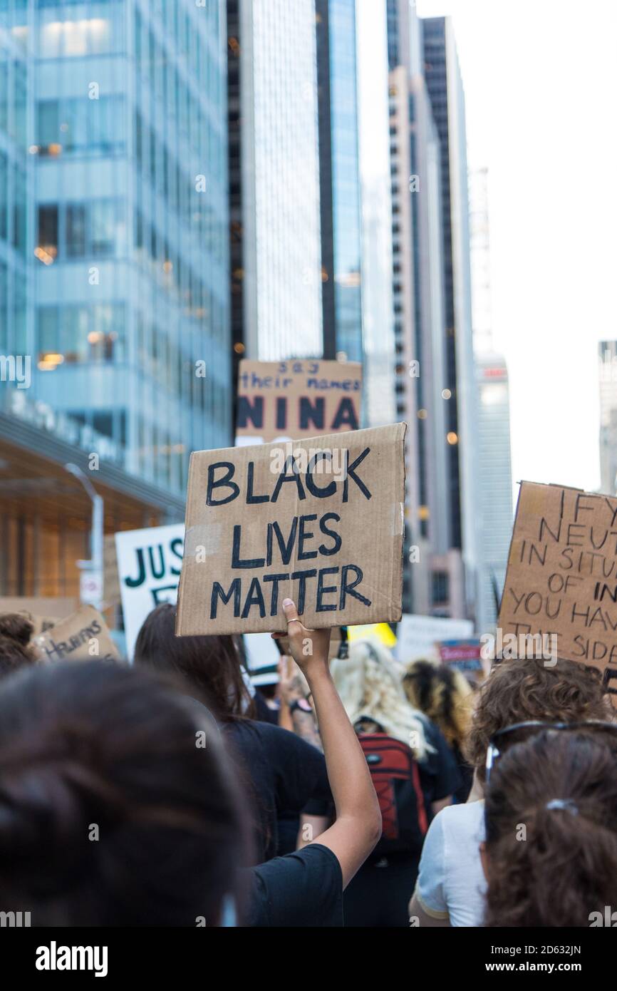 Protestler hält Black Lives Matter Sign während des 6. März, Midtown, New York City, New York, USA Stockfoto