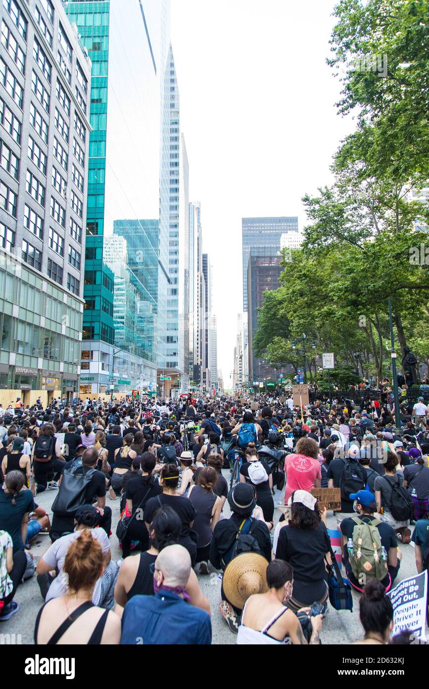 Massen von Demonstranten während Moment of Silence, Juneteenth March, 6th Avenue im Bryant Park, Midtown, New York City, New York, USA Stockfoto