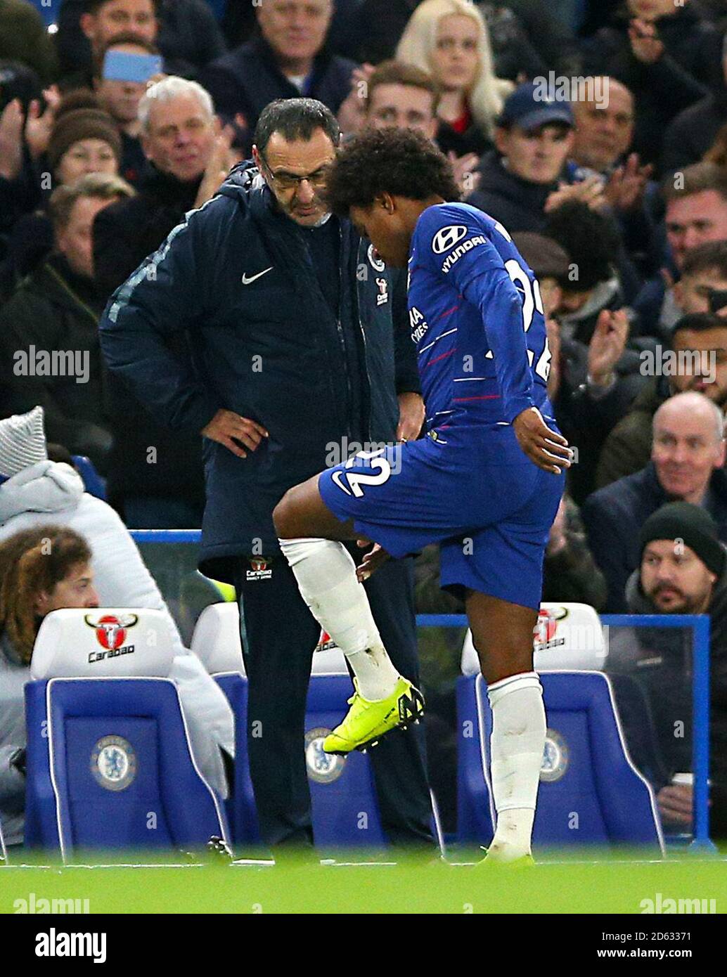 Chelsea's Willian spricht mit Chelsea Manager Maurizio Sarri als er Lässt das Spielfeld verletzt Stockfoto