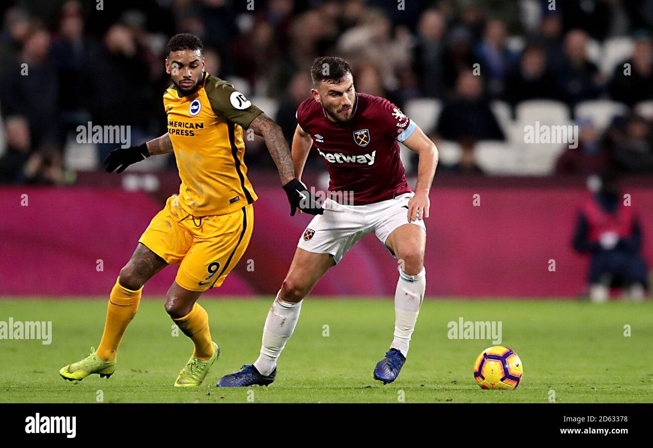 Brighton & Hove Albion's Jurgen Locadia (links) und West Ham United's Robert Snodgrass kämpfen um den Ball Stockfoto