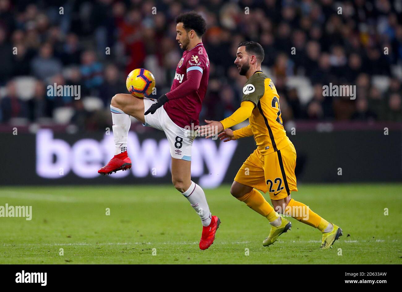 Felipe Anderson (links) von West Ham United und Brighton and Hove Albions Martin Montoya kämpft um den Ball Stockfoto