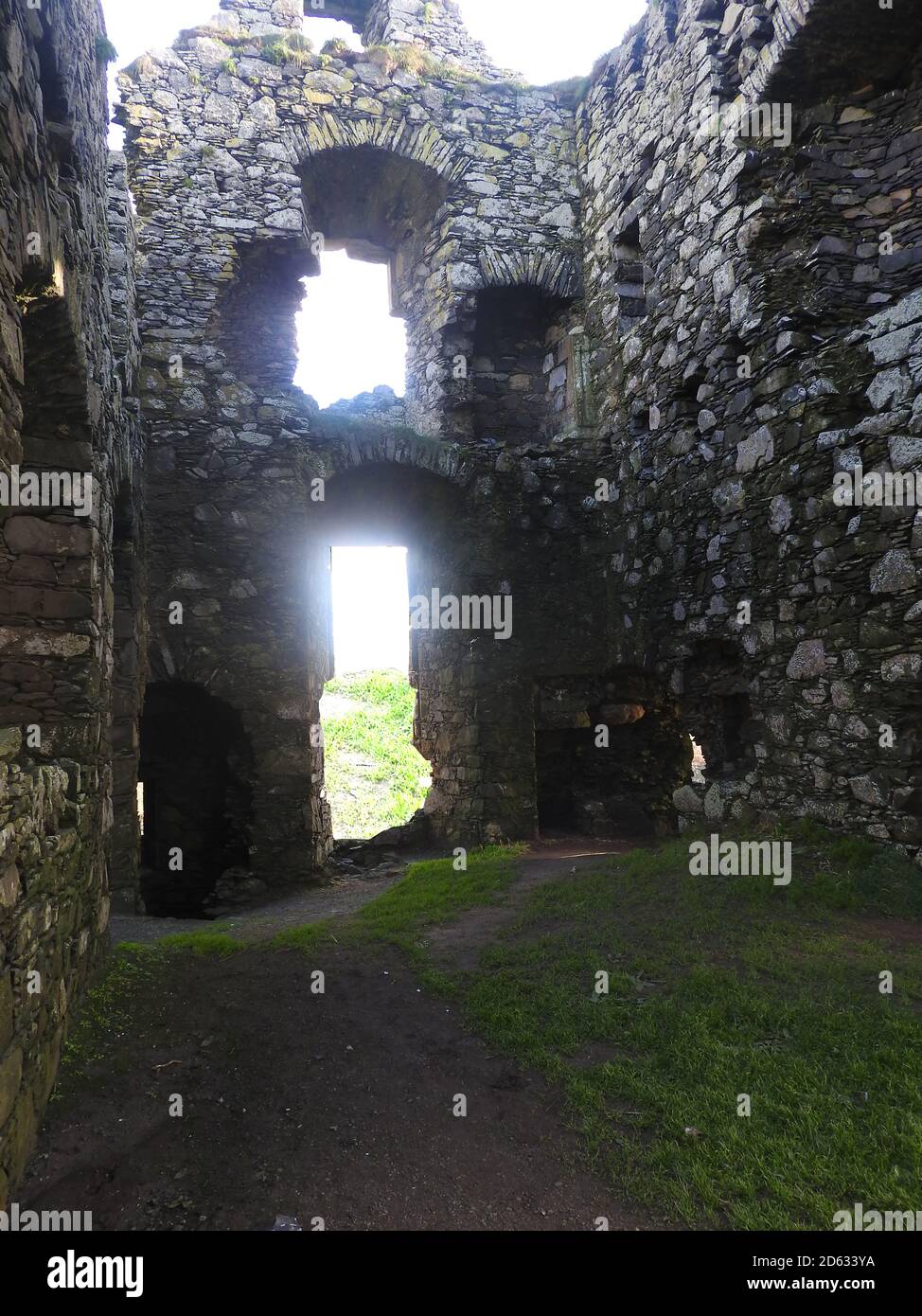 Okt 2020 - Innere des Dunskey Castle in der Nähe von Portpatrick Schottland. Portpatrick ist die geplante Endstation für eine geplante Tunnel- oder Brückenverbindung nach Larne in Irland. Stockfoto