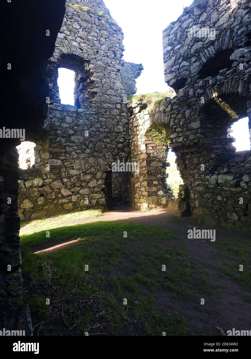 Okt 2020 - Innere des Dunskey Castle in der Nähe von Portpatrick Schottland. Portpatrick ist die geplante Endstation für einen geplanten Tunnel oder eine Brücke linke nach Larne in Irland. Stockfoto