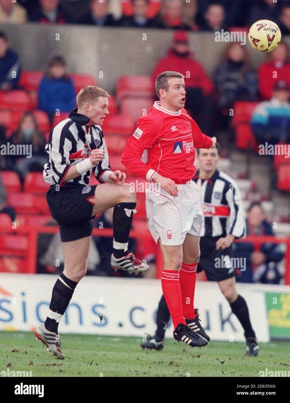 David Freeman von Forest springt mit Grimsby's Michael um den Ball Jeffrey Stockfoto