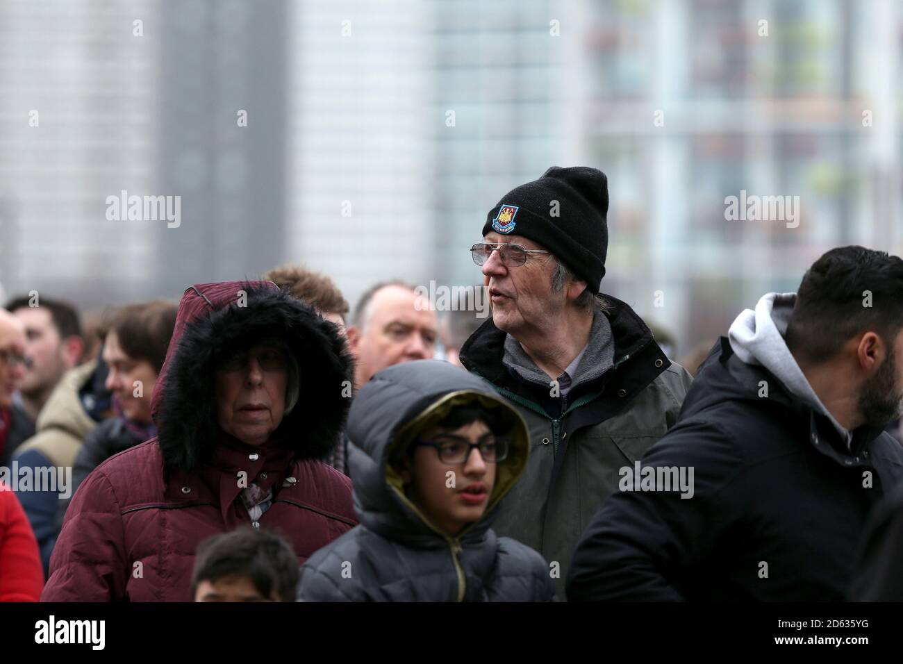 Fans kommen vor dem West Ham im London Stadium an United gegen Arsenal Spiel Stockfoto