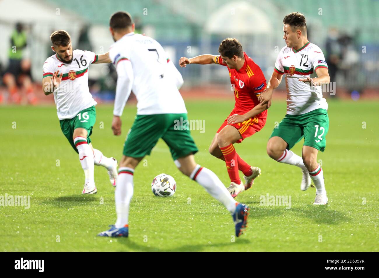 Der walisische Daniel James (2. Rechts) übernimmt die Verteidigung Bulgariens während des Spiels der UEFA Nations League Gruppe 4, Liga B im Natsionalen Stadion Vasil Levski, Sofia. Stockfoto