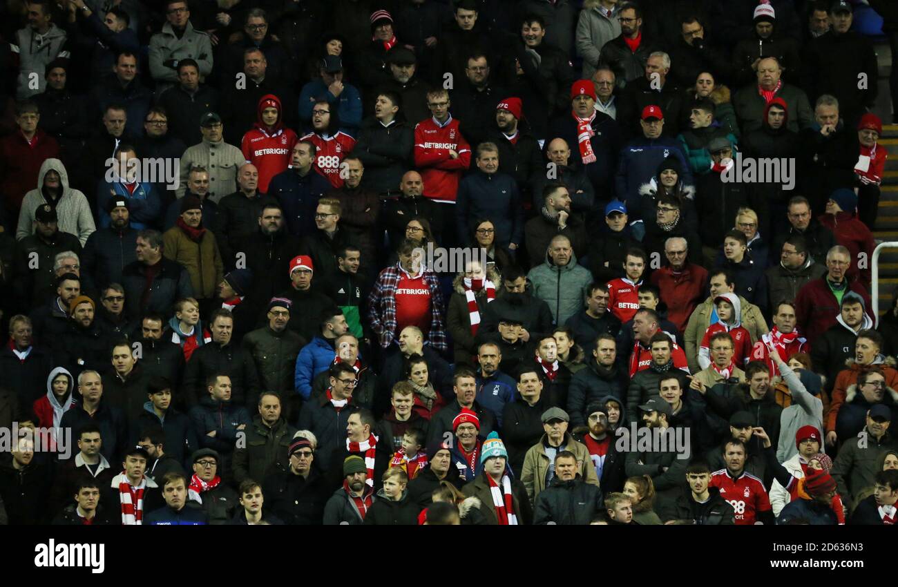 Die Fans von Nottingham Forest zeigen ihre Unterstützung von den Tribünen Stockfoto