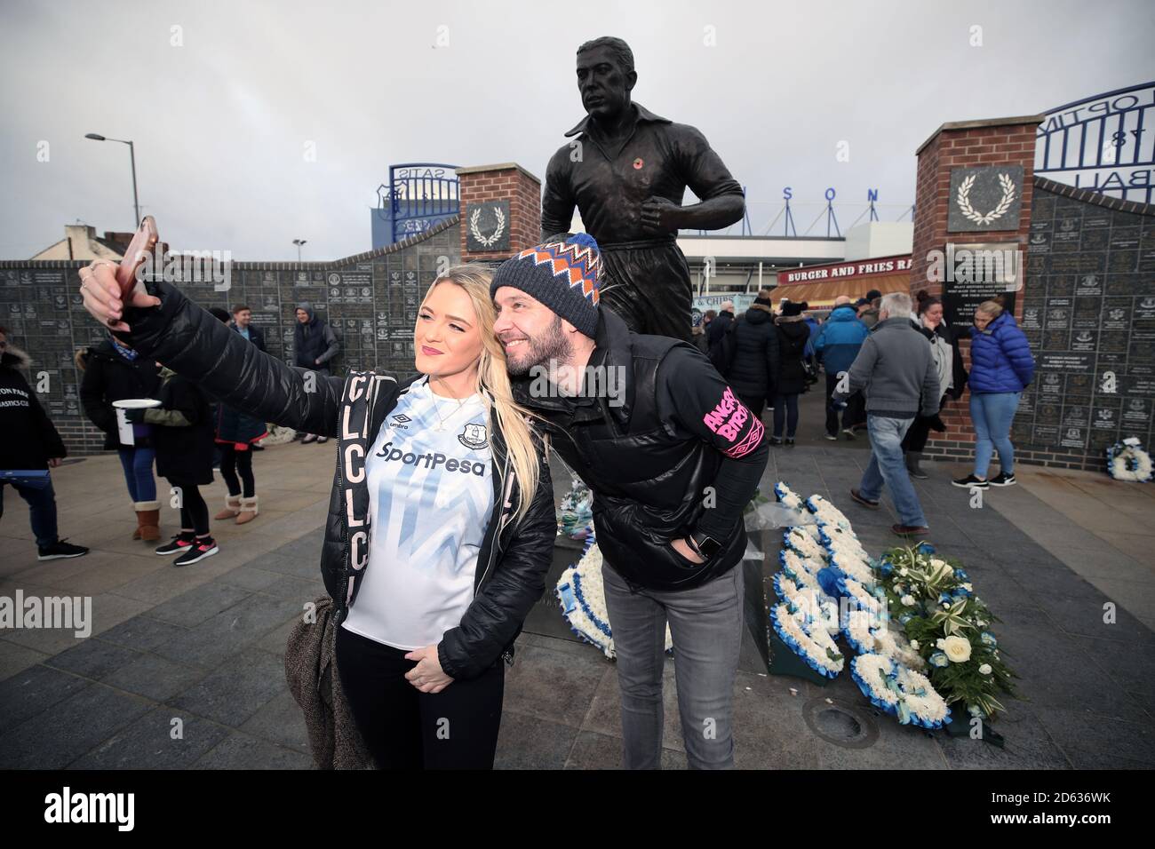 Fans machen ein Selfie neben der Statue von Dixie Dean Stockfoto