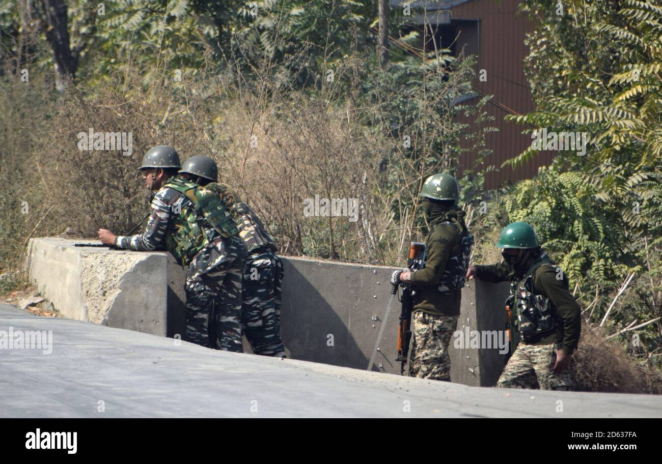 Zwei Militante, darunter ein Oberkommandant Pakistans Lashkar-e-Taiba (Let), wurden am Montag bei einer Begegnung in Jammu und Kaschmirs Srinagar von Sicherheitskräften niedergeschossen. Die Sicherheitskräfte starteten in den frühen Morgenstunden des Montags in der Gegend von Old Barzulla in Srinagar eine Absperrungs- und Suchoperation, nachdem sie einen spezifischen Input über die Anwesenheit von Terroristen dort erhalten hatten. Die Durchsuchungsoperation wurde zu einer Begegnung, nachdem Terroristen das Feuer auf die Partei der Sicherheitskräfte eröffneten, die sich vergeltete, was zu einem Feueraustausch führte. Srinagar. Stockfoto