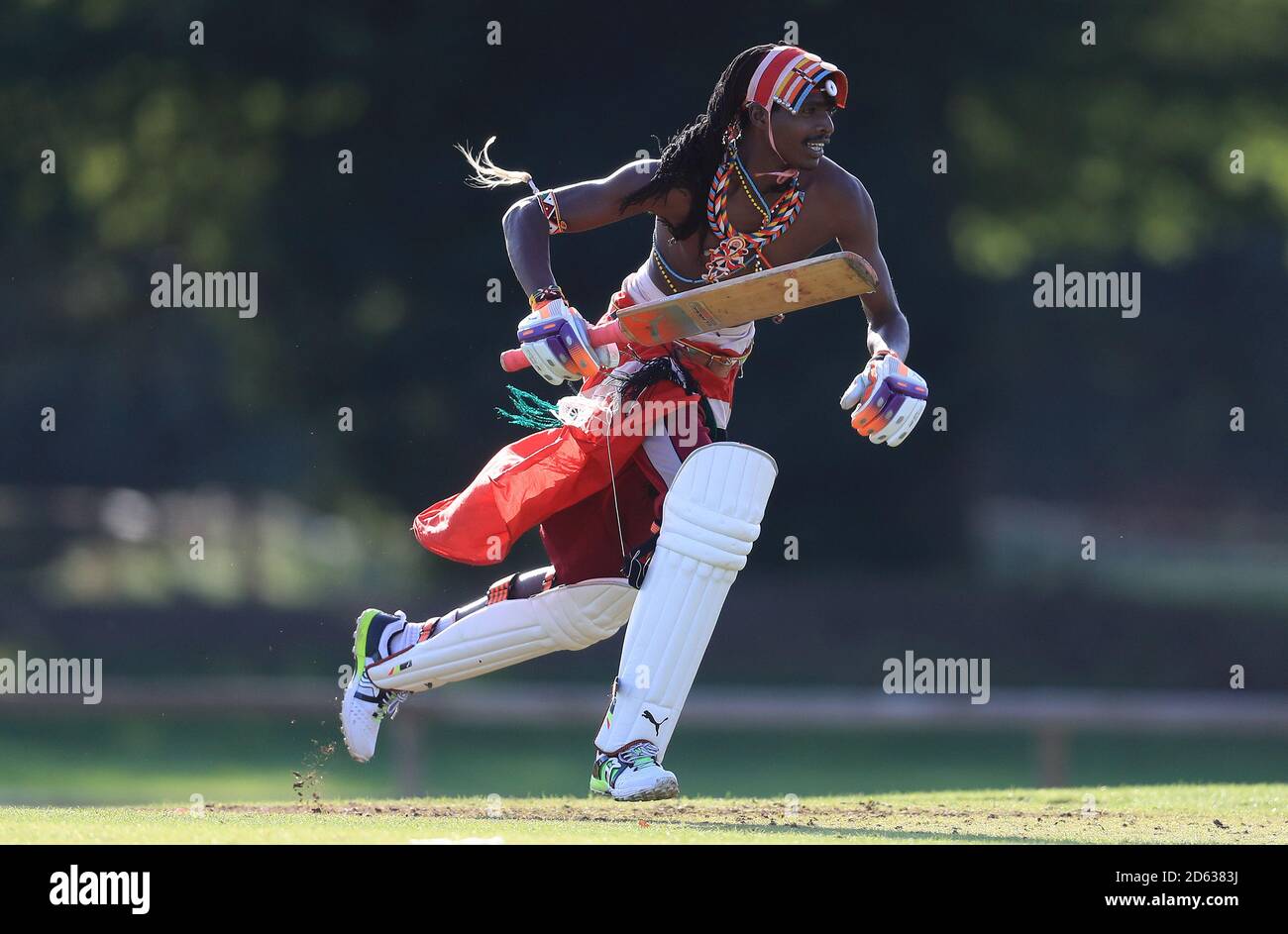 Die Cricket-Mannschaft der Maasai Warriors spielt gegen den Vale of Belvoir Cricket Club während ihrer UK-Tour, um das Bewusstsein für Geschlechterungleichheit, die End FGM Kampagne, Hassverbrechen, moderne Sklaverei, Erhaltung und Förderung ihrer Kultur und ihres Landes Kenia zu schärfen Stockfoto