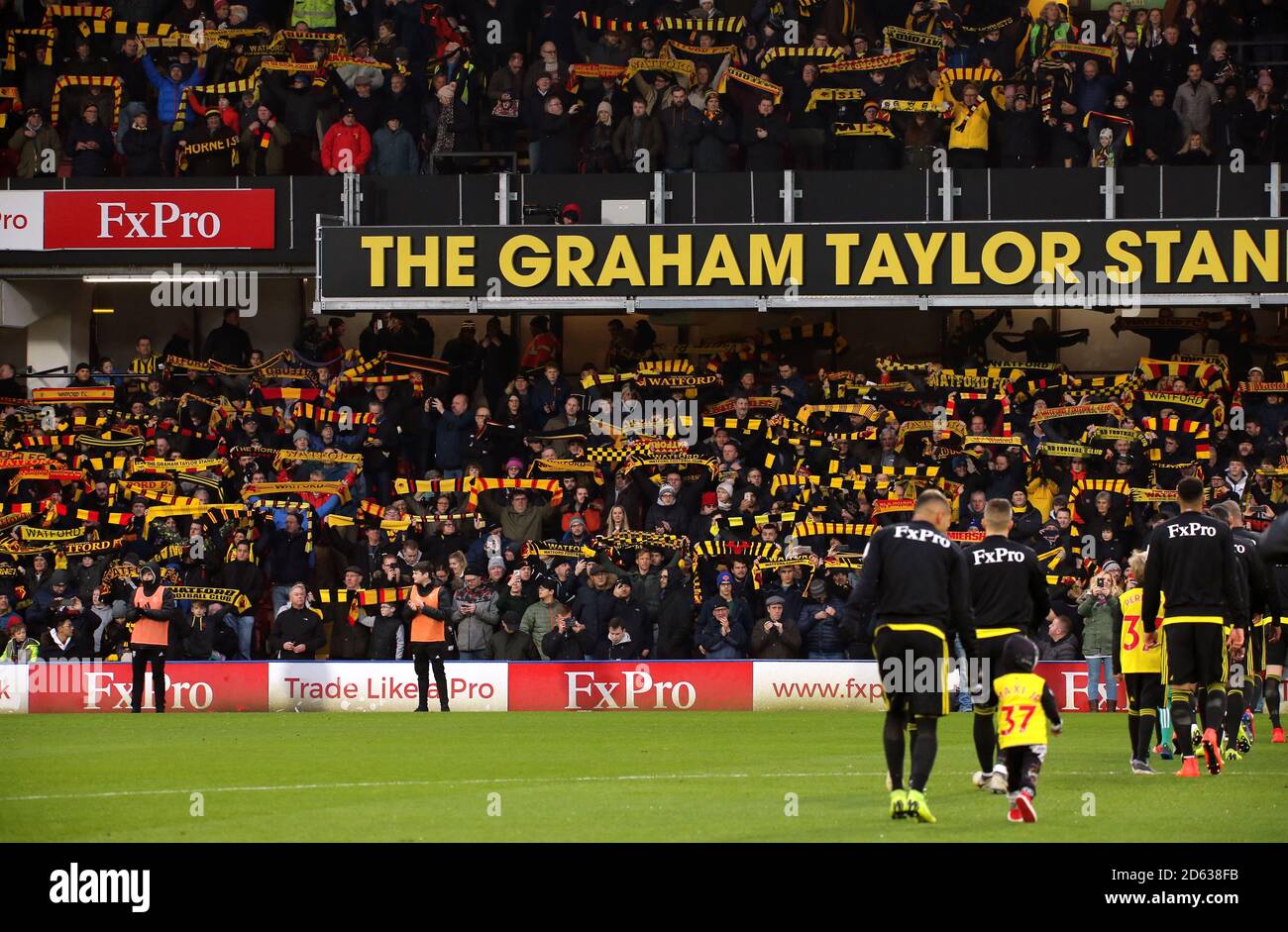 Fans singen in Tribut an Graham Taylor an der Vicarage Road Kurz nach dem 2-jährigen Jubiläum seines Vergehens Stockfoto