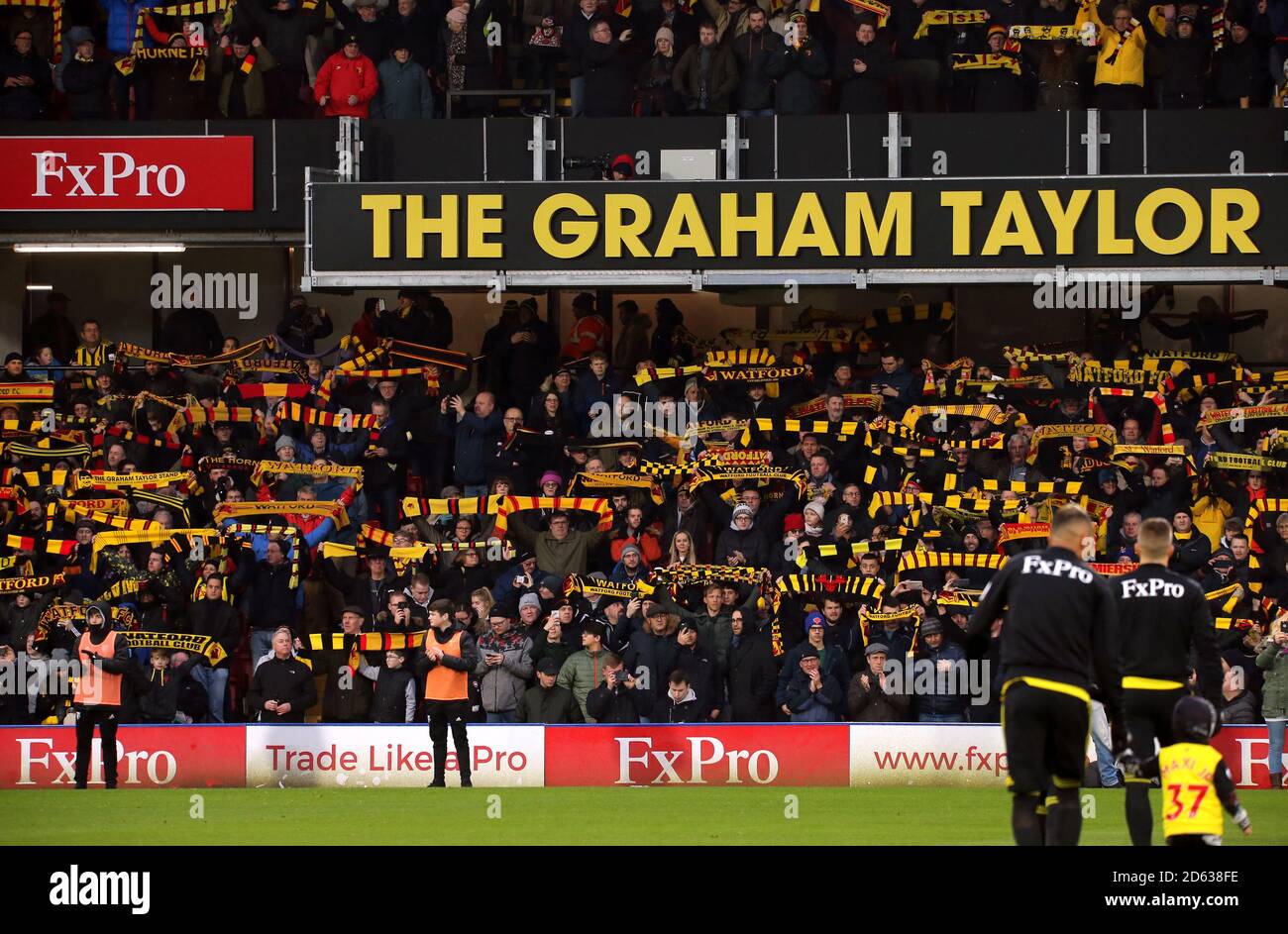 Fans singen in Tribut an Graham Taylor an der Vicarage Road Kurz nach dem 2-jährigen Jubiläum seines Vergehens Stockfoto