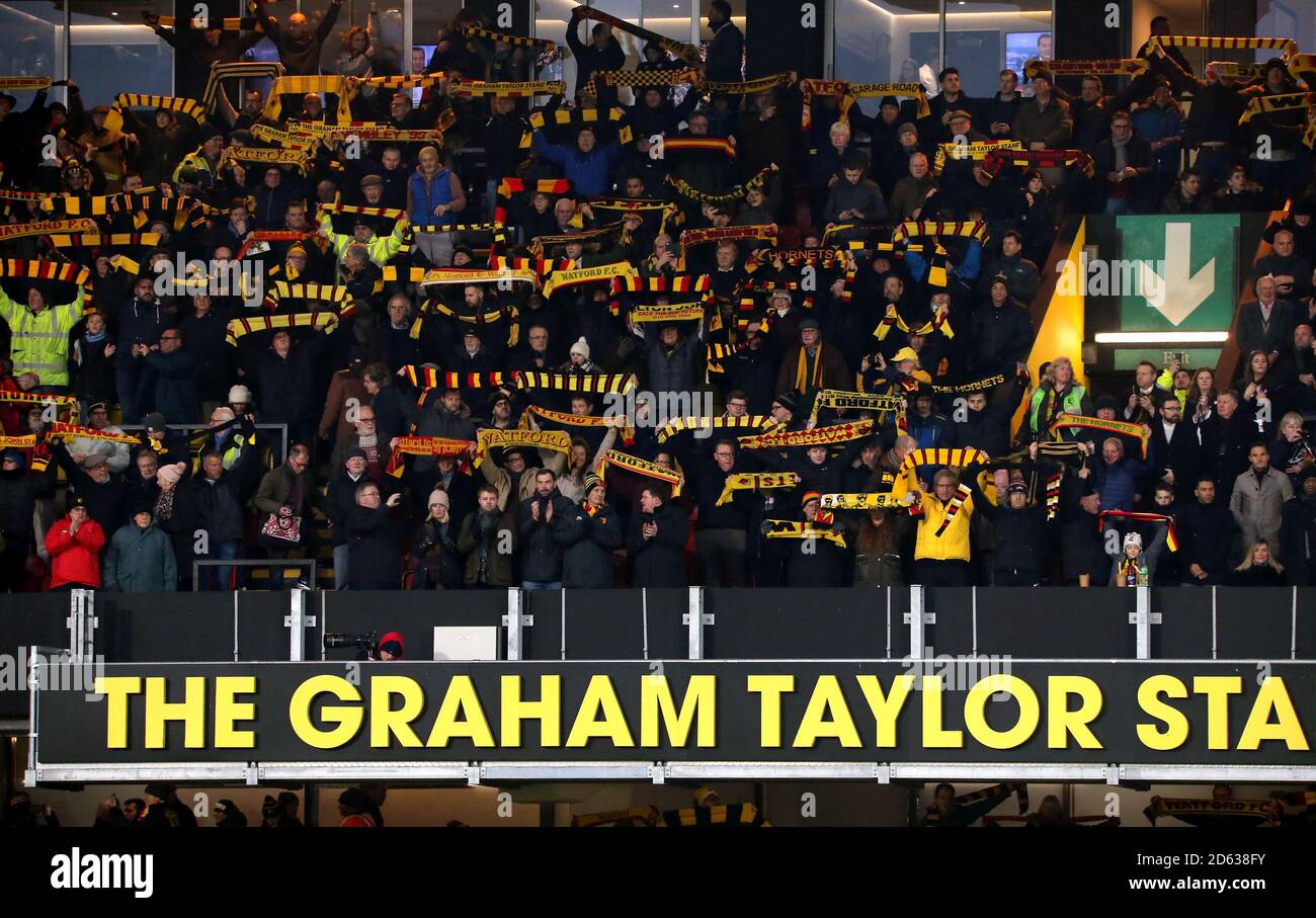 Fans singen in Tribut an Graham Taylor an der Vicarage Road Kurz nach dem 2-jährigen Jubiläum seines Vergehens Stockfoto