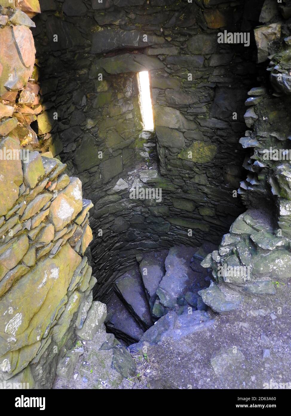 Oct 2020 -Obere der Innentreppe im Dunskey Castle in der Nähe von Portpatrick Schottland. Portpatrick ist die geplante Endstation für eine geplante Tunnel- oder Brückenverbindung nach Larne in Irland. Stockfoto