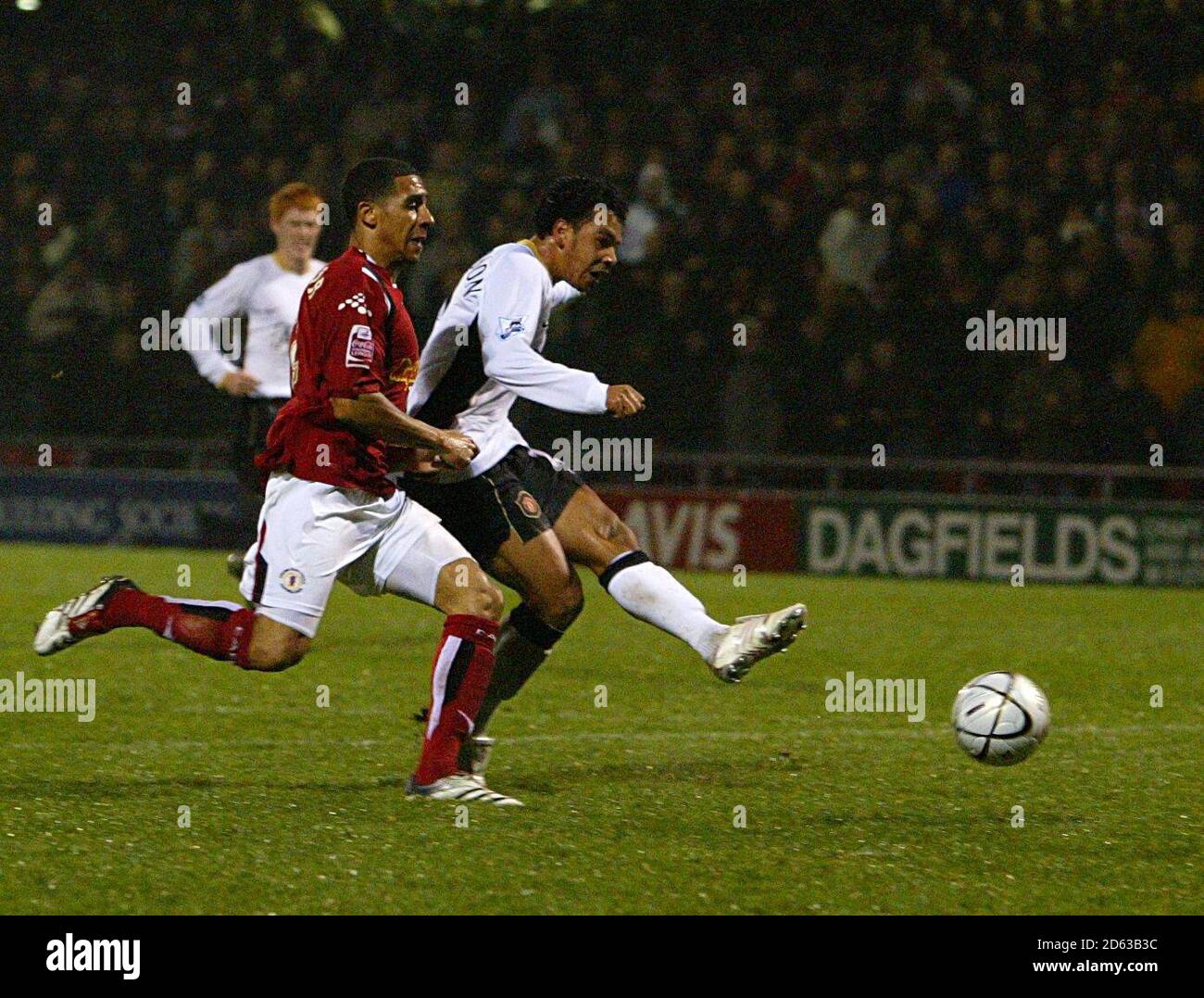 Kieran Richardson von Manchester United schießt, nur damit der Ball von der Außenseite des Pfostens zurückkehrt Stockfoto