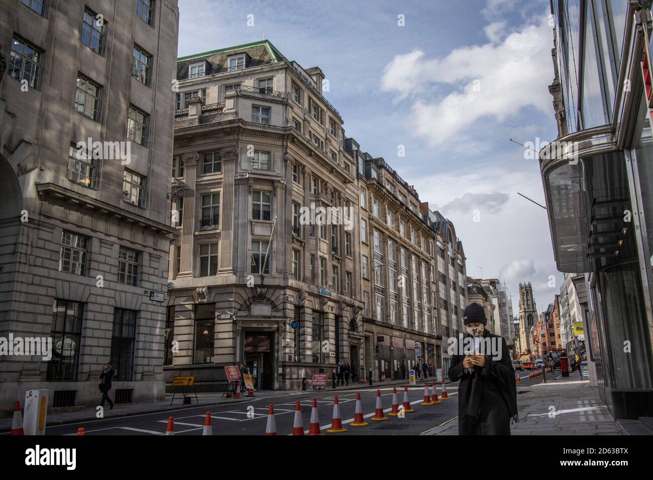 Soziale Distancing Kegelbahnen für Fußgänger weiter auseinander auf Fleet Street gehen, während Tier 2 Lockdown Maßnahmen in City of London, England, Großbritannien Stockfoto