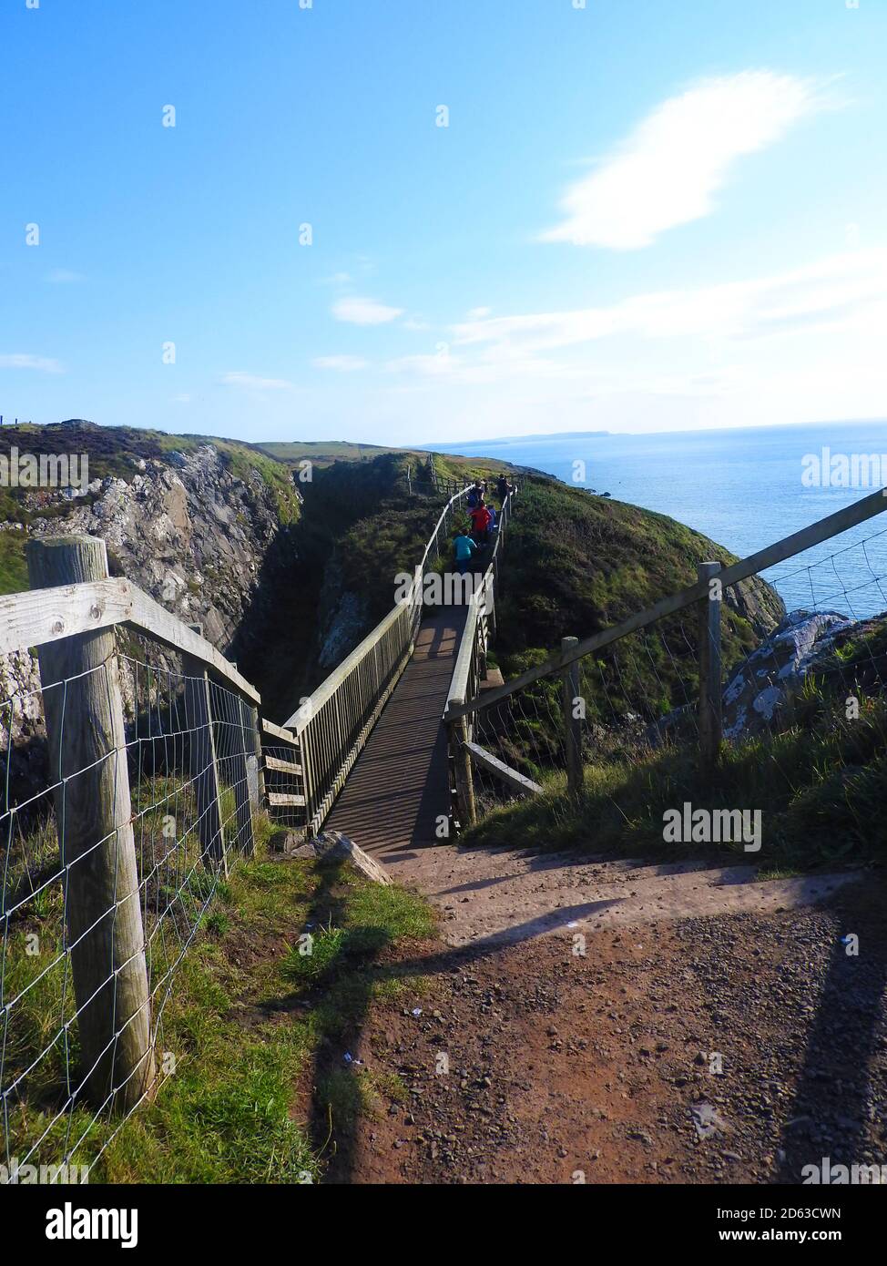 Okt 2020 -Brücke über eine Schlucht auf dem Fußweg zum Dunskey Castle in der Nähe von Portpatrick Schottland. Portpatrick ist die geplante Endstation für einen geplanten Tunnel oder eine Brücke, die mit Larne in Irland verbunden ist. Stockfoto