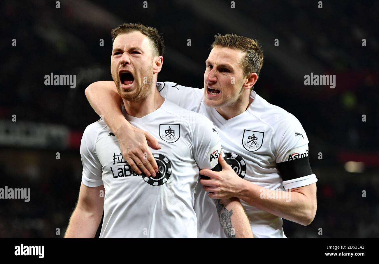 Ashley Barnes von Burnley feiert das erste Tor seiner Seite Das Spiel mit Teamkollege Chris Wood (rechts) Stockfoto