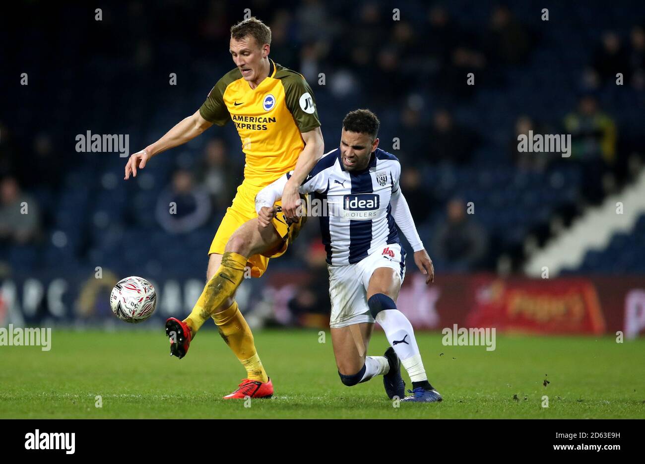 West Bromwich Albion's Hal Robson-Kanu (rechts) und Brighton & Hove Albions Dan Burn kämpft um den Ball Stockfoto