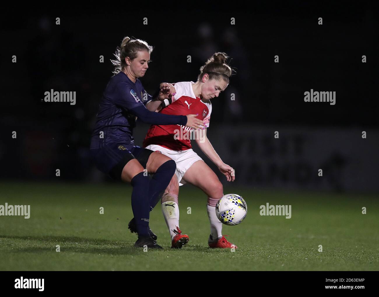 Arsenal Women's Kim Little (rechts) und Manchester United Women's Mollie Grün (links) Kampf um den Ball Stockfoto