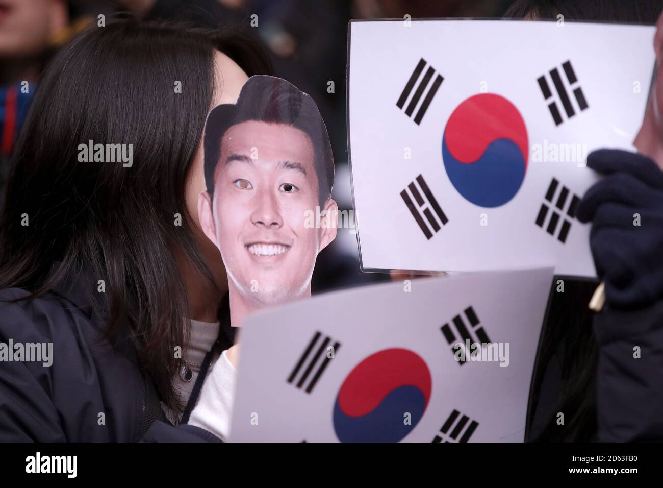 Fans halten eine koreanische Flagge zur Unterstützung von Tottenham Hotspur's Son Heung-min Stockfoto