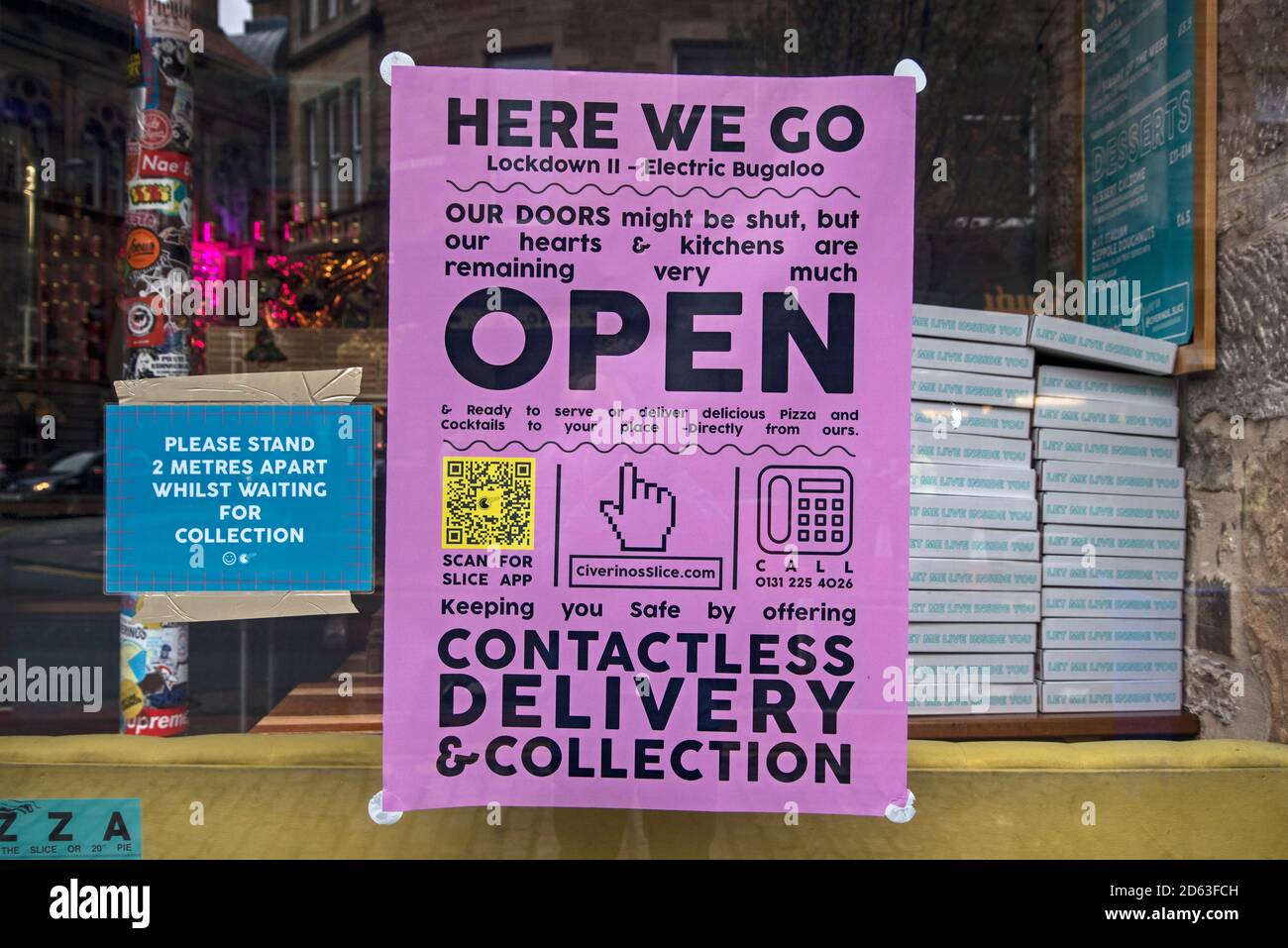 Schild am Fenster eines Pizza-Restaurants in Edinburgh mit Anweisungen für die Bestellung von Pizza während der covid-19 Pandemie. Stockfoto