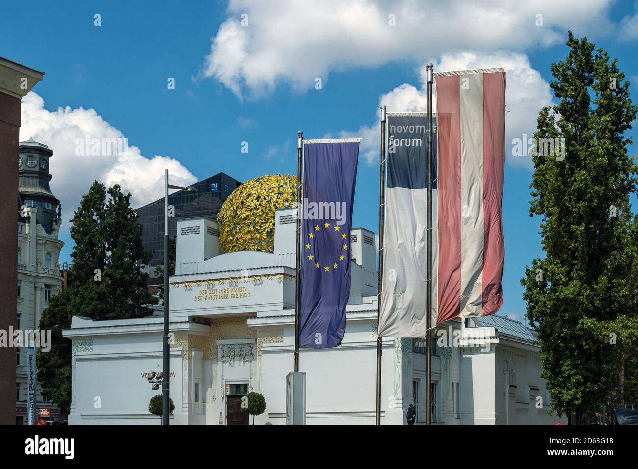 WIEN, ÖSTERREICH - 15. JULI 2019: Fahnen vor dem Secessionsgebäude - eine Ausstellungshalle im Jugendstil Stockfoto