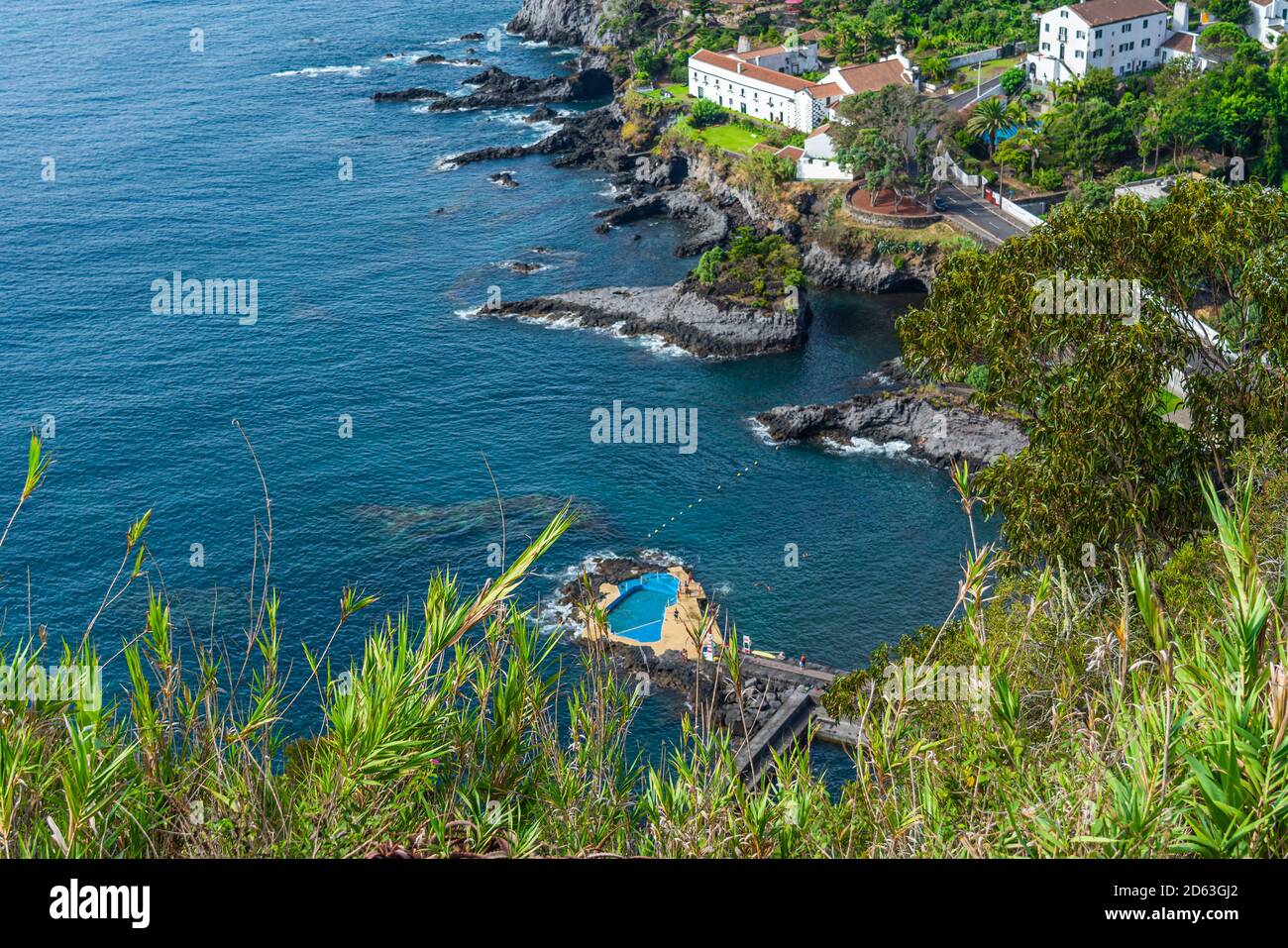 Aussichtspunkt zur Bucht von Caloura mit dem natürlichen Pool auf der Insel Sao Miguel, Azoren Stockfoto