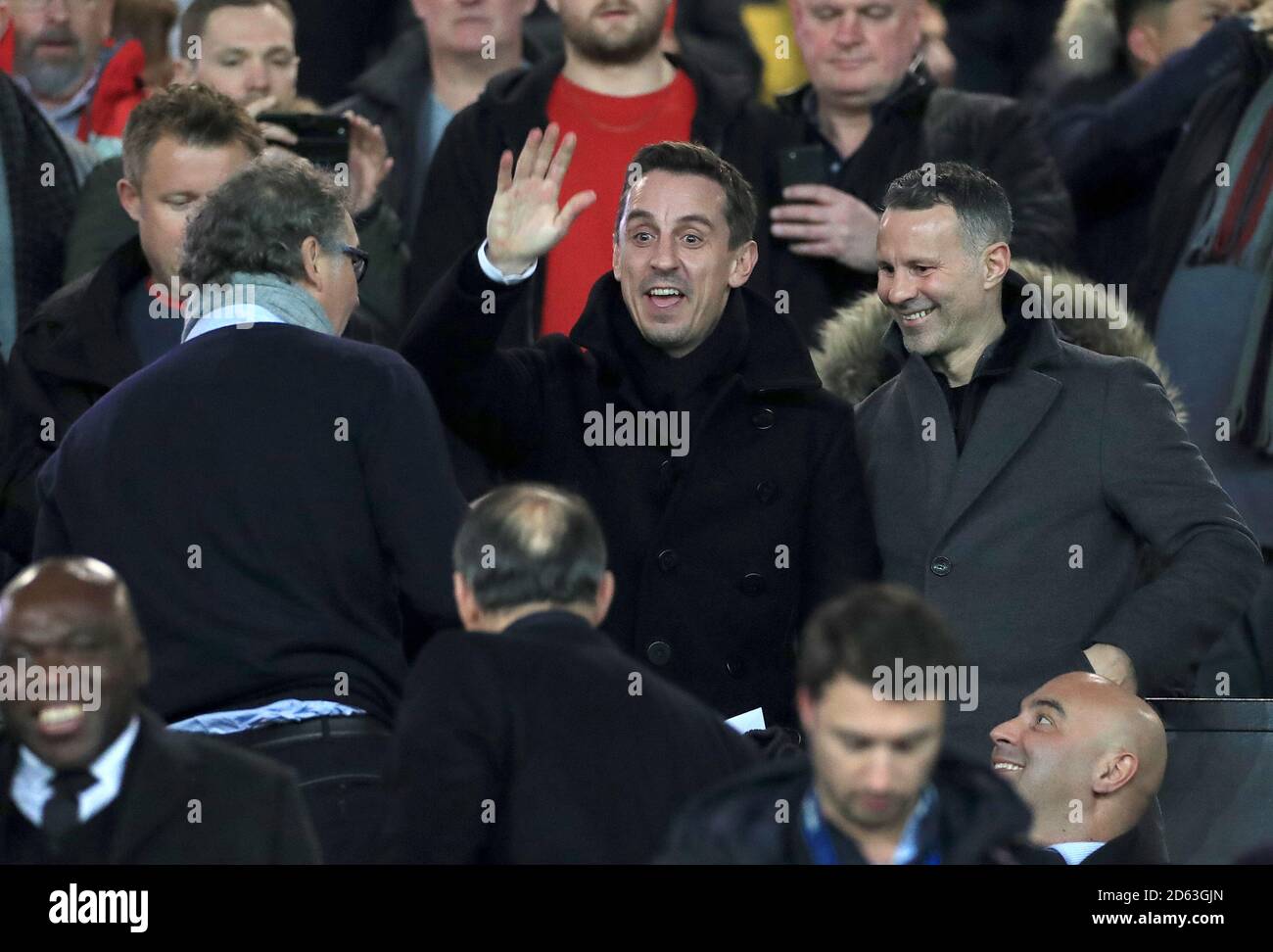 Der ehemalige Manager von Paris Saint-Germain, Laurent Blanc (links), trifft das ehemalige Manchester United Spieler Gary Neville (Mitte) und Ryan Giggs in der Steht vor dem Spiel Stockfoto