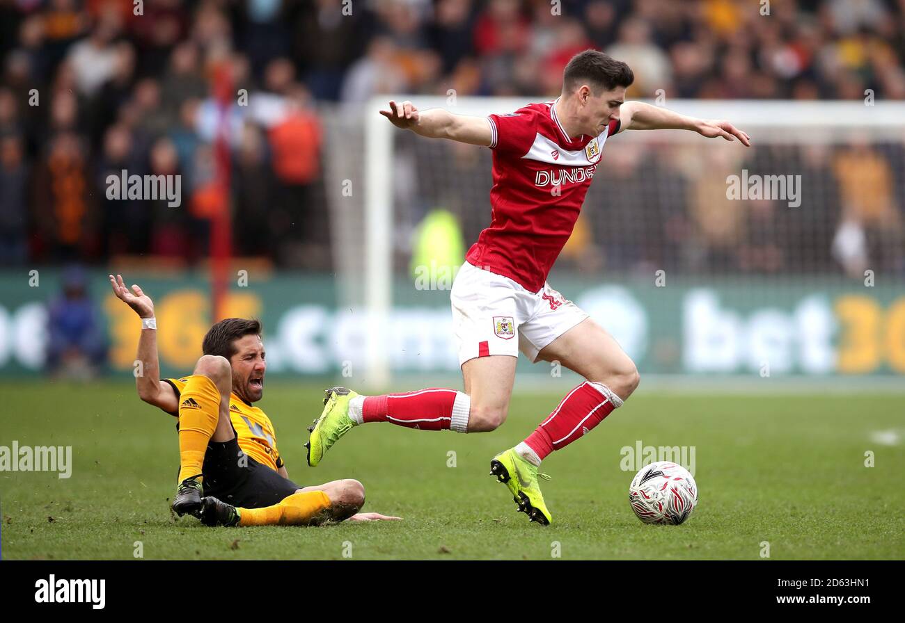 Wolverhampton Wanderers' Joao Moutinho (links) und Bristol City's Callum O'Dowda Kampf um den Ball Stockfoto