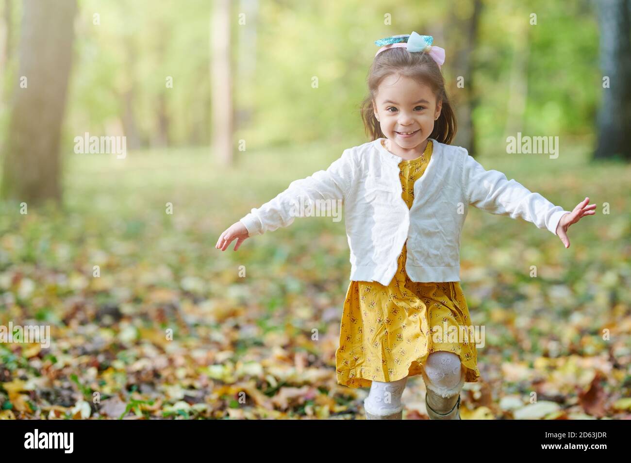 Mädchen mit Spaß im Herbst Park. Laufendes Kleinkind draußen Stockfoto